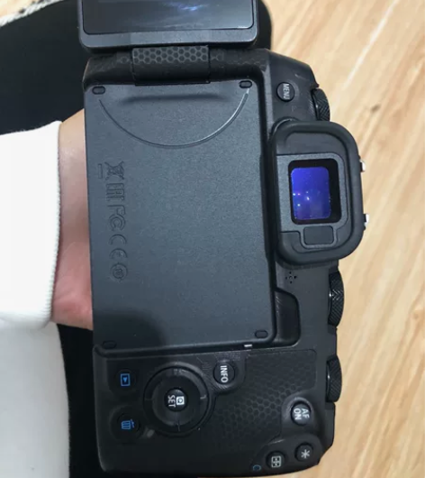 佳能rp 相机贴了膜有建议可以提前撕掉 机...