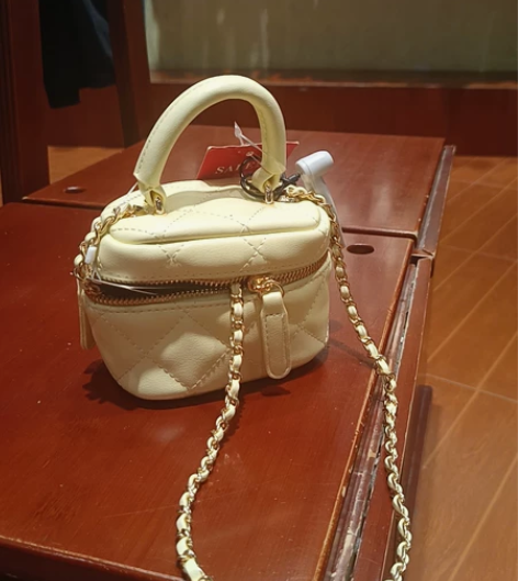 爱依服，实体店，手提斜挎包，全新，白搭，喜...