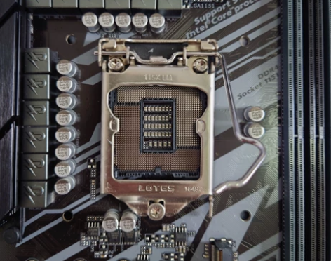 出一块主板，型号GIGABYTE Z390...