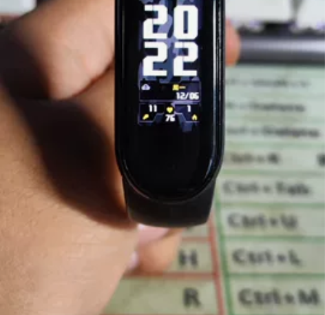 个人闲置小米手环6一个，用了大概两个月左右...