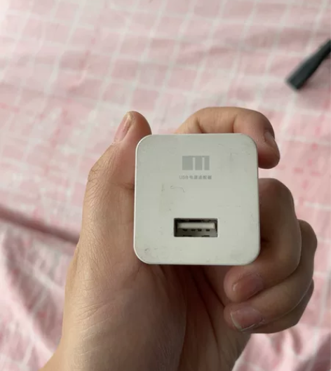 小米原装充电头甩卖20包邮 感兴趣的话点“...