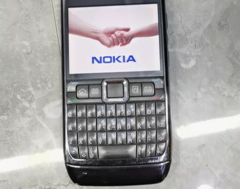 诺基亚E71机子成色新人，成色98新，带原...