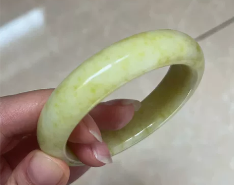 辽阳奶黄飘绿草～一只可盘透的辽阳奶黄包，通...