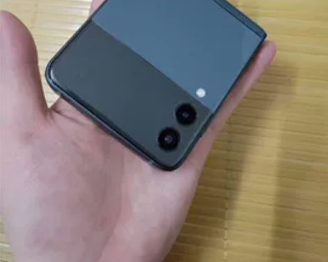 卖一只三星折叠手机 感兴趣的话点“我想要”...