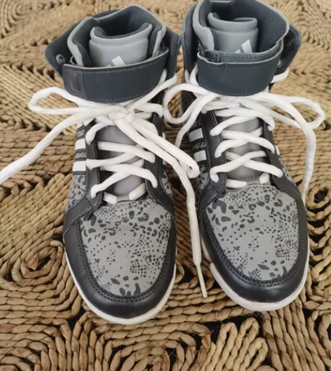 阿迪运动鞋,人胖脚也跟着变肥了 ,现在穿着...