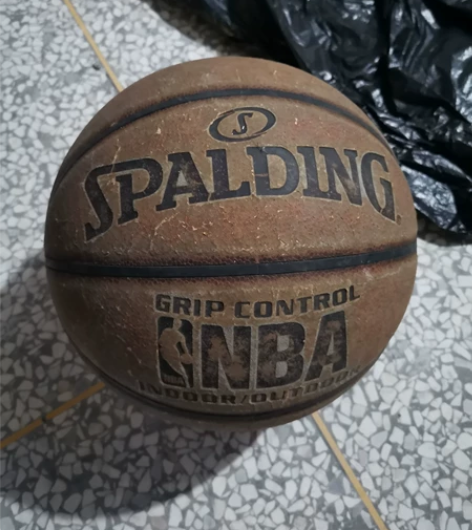 个人闲置斯伯丁篮球 因工作关系没时间玩  ...