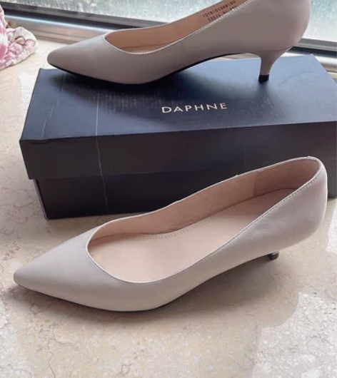 单鞋，达芙妮尖头小跟鞋，3厘米高，买回来穿...