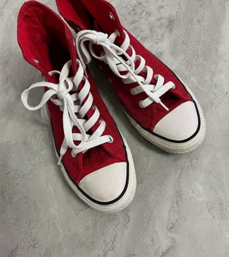 匡威红色帆布鞋 板鞋女 36.5码偏大一点...