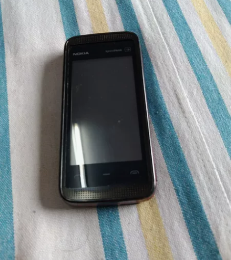 诺基亚5530音乐手机 不包好坏  当配件...