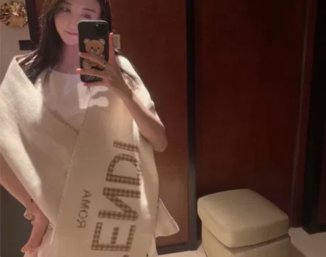 2022年芬迪秋冬季节长款披肩兔子绒字母款...