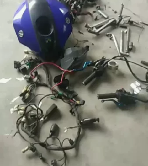 出售飞鹰r25拆车配件,外壳 大灯,前后轮...