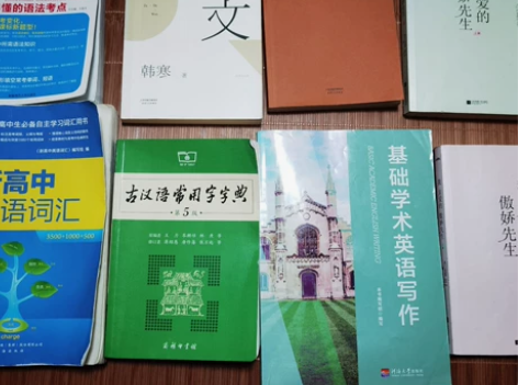 9.9一本  英语词汇和语法写作有划痕5元...