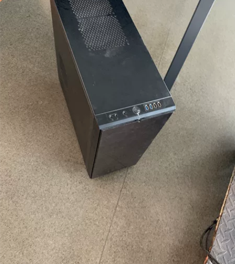 电脑机箱，非常大的机箱，看硬盘位置就知道咯...