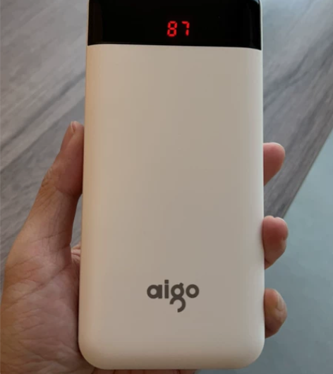 朋友寄卖，她的充电宝包装完整且有充电线，未...