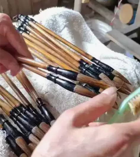 老板开不下去了，倒闭了，拖欠工资然后我们这...
