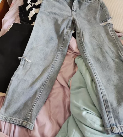 阔色破洞牛仔裤，质量超好，没怎么穿过 感兴...