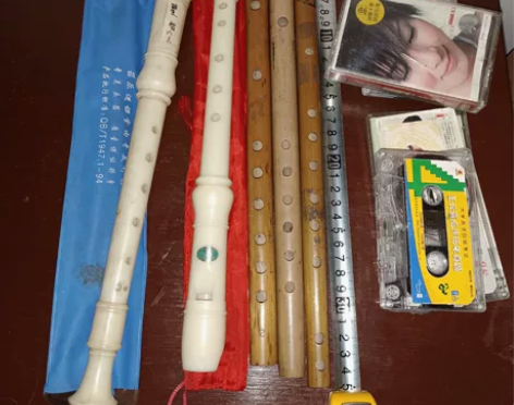 竹笛子和其他材质笛子共五件,标价是一共五件...