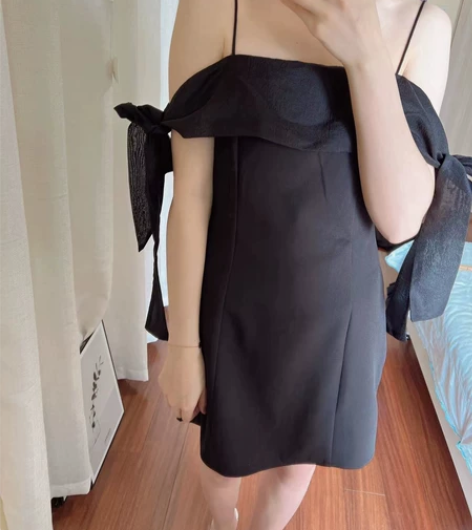 侧边绑带小黑裙,全新,适合100以内的亲,...