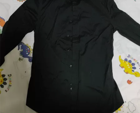 太平鸟黑色男士衬衣，店里买回来穿了2次，衬...
