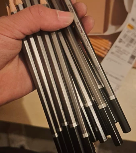 美术用品店不做了,闲置的素描铅笔一大堆,大...