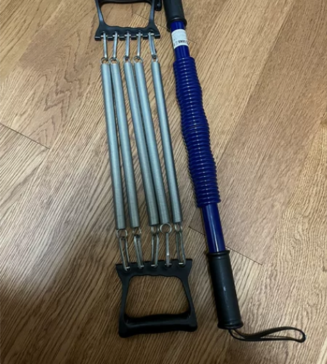 臂力器两个一共30拿走，几乎全新没用过两次...