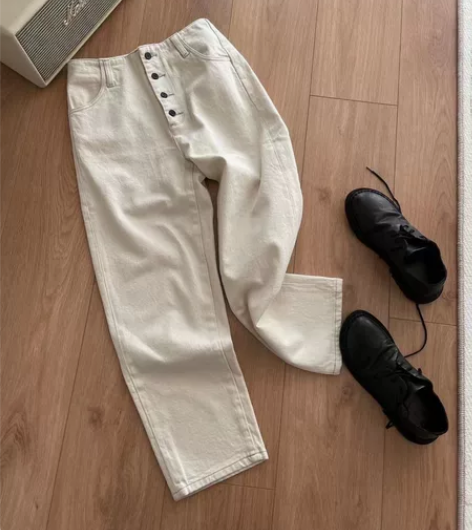 牛仔裤，尺码为25，全新带吊牌。版型很好。...