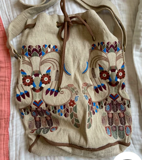 黄麻亚麻加厚斜挎包，刺绣非常精致，锁扣都是...