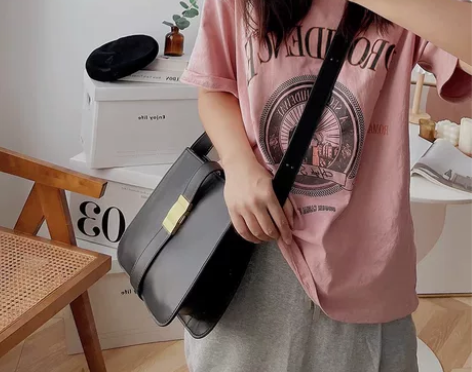 黑色单肩斜挎包  内有拉链暗袋 通勤小众包...