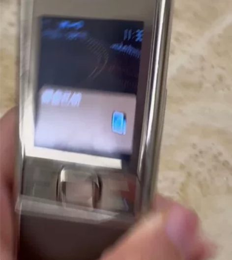 诺基亚8800s黄金版，以前用的。 感兴趣...