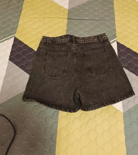 牛仔短裤，L码 商场买的，牌子忘了，几乎没...