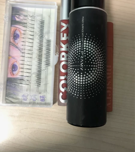 四个闲置 都是正品 因为是深唇所以不太用口...
