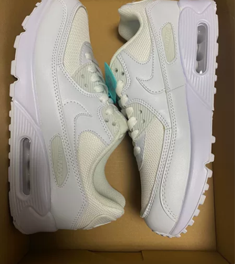 耐克运动鞋白色的全新39码，脚感很OK，只...
