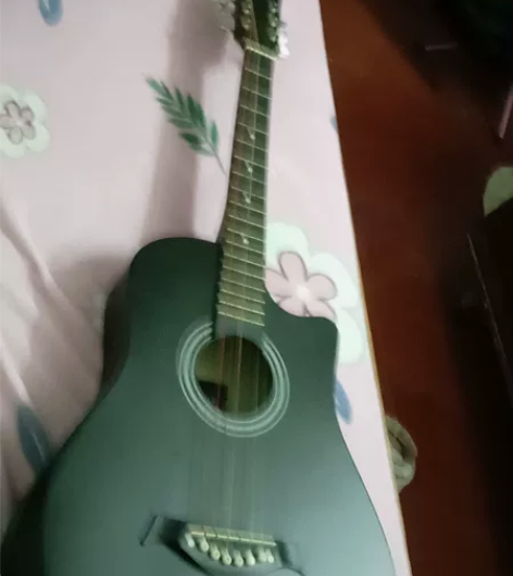 吉他自用,品牌忘记了,给钱就出。琴弦已更换...