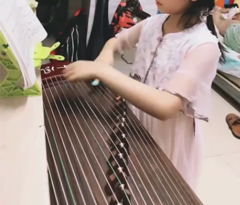 家里有两台古筝，闲置一台 感兴趣的话点“我...