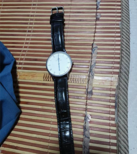 DW手表男表黑色带 图中款式，现状如图，线...