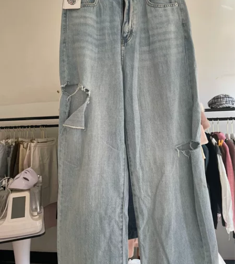 全新 破洞牛仔裤  铺面到期 低价处理 感...