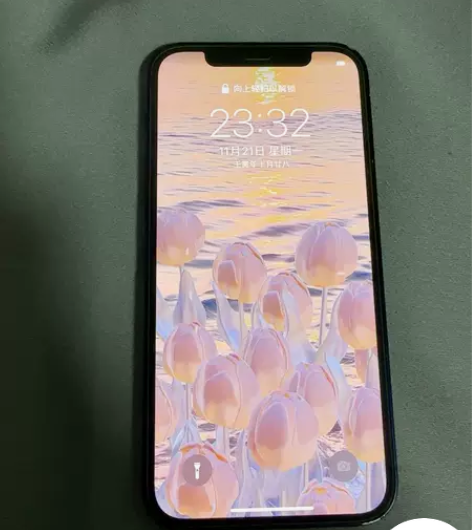 苹果12手机 64g 很新 有一个角磕了屏...