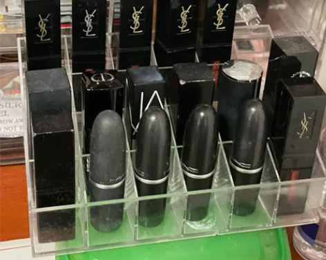 我的口红基本上都没怎么用[捂脸哭] 前两年...