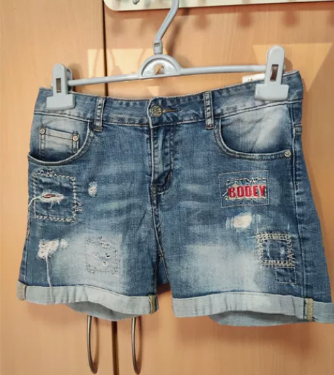 女士轻微破洞牛仔裤夏天牛仔裤短裤 腰横向量...