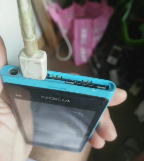 诺基亚N9便宜处理 如图，不开机，当配件价...