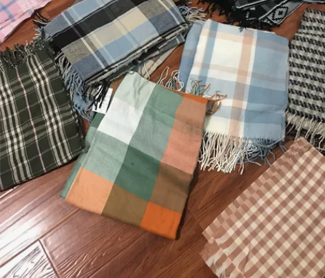 都是出口国外的一些围巾，出口剩的，每块尺寸...