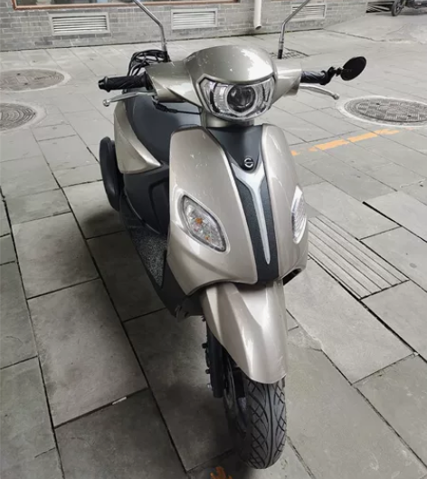 实体店买的一手摩托车，银钢125踏板，带尾...
