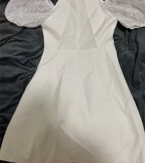 法式性感女人味珍珠包边领露肩蕾丝泡泡袖袖连...