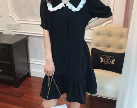 太好看藏肉显瘦减龄蕾丝娃娃领宽松黑色荷叶裙...