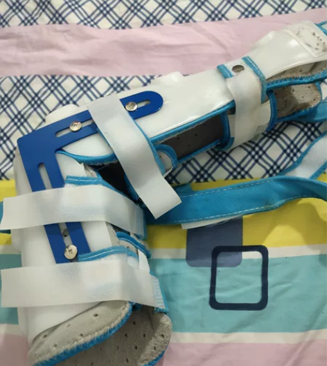 护具挠关节护具，正常使用痕迹，用了一个月，...