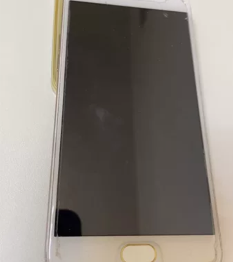 oppoA57，这是钢化膜烂了，平时保护得...