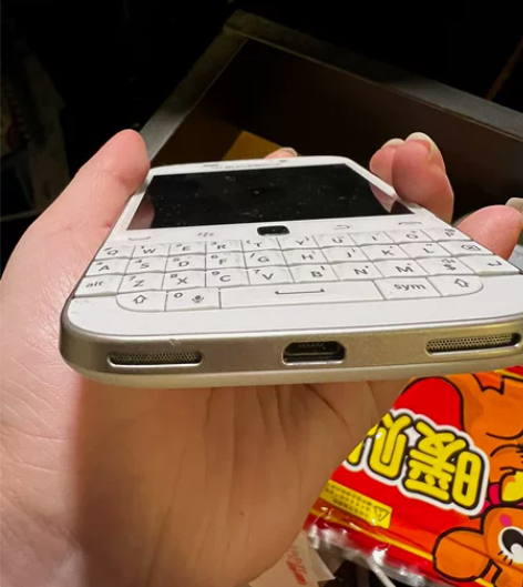黑莓手机 现在大一了用不到了 感兴趣的话点...
