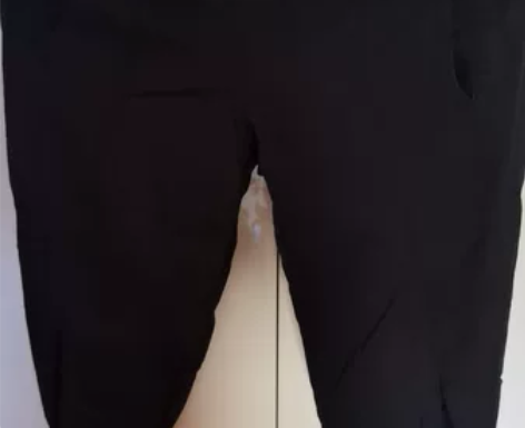 以纯实体店入，工装裤，侧面是镂空的，挺有设...