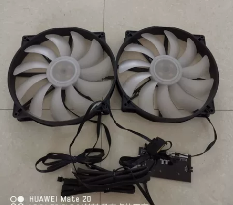 Tt 20cm机箱风扇套装,包含两把风扇,...