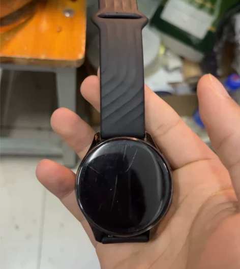 一加手表，表面有划痕，包装充电器全都有，表...